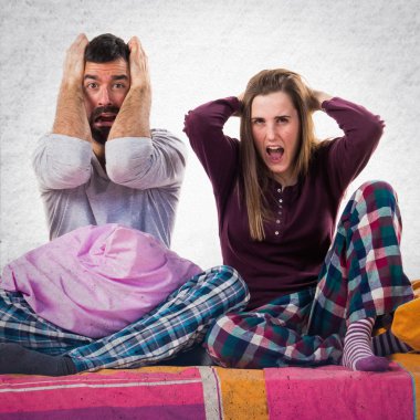 bir yatak üzerinde hayal kırıklığına arkadaşlar