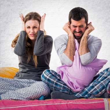 Onların kulaklarını kapsayan bir yatakta üç arkadaş