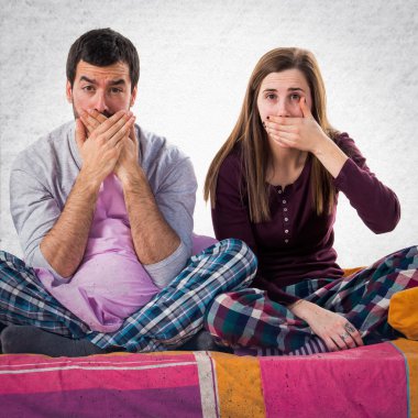 Ağızlarına kapsayan bir yatakta üç arkadaş