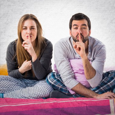 Sessizlik jest yapma bir yatakta üç arkadaş