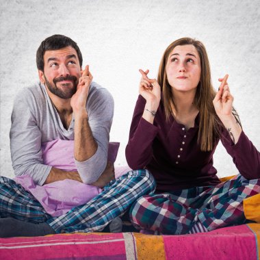 Üç arkadaş bir yatakta geçiş onların parmak ile 