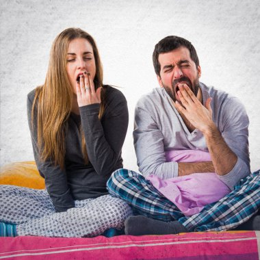 Bir yatak esneme üzerinde üç arkadaş