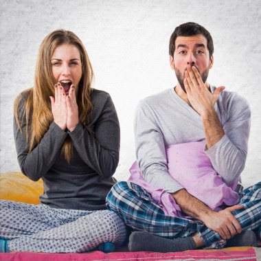 Sürpriz jest yapıyor bir yatakta üç arkadaş