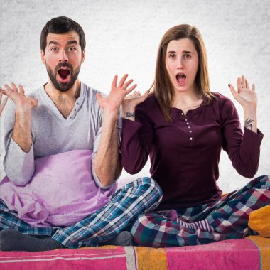 Sürpriz jest yapıyor bir yatakta üç arkadaş