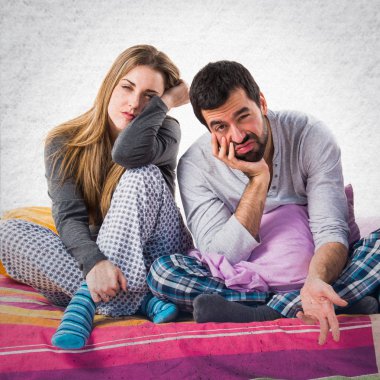 Kız yatakta izole arka plan üzerinde