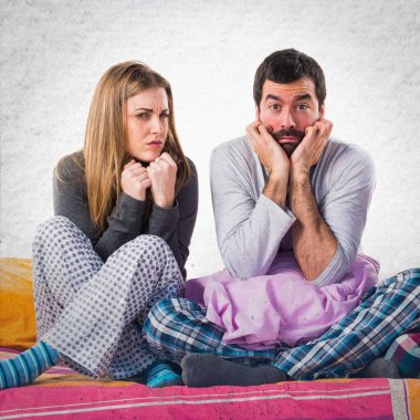 Yatakta korkmuş insanlar