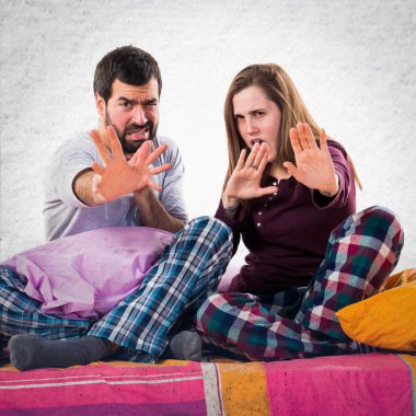 Dur işareti yapmak bir yatakta üç arkadaş