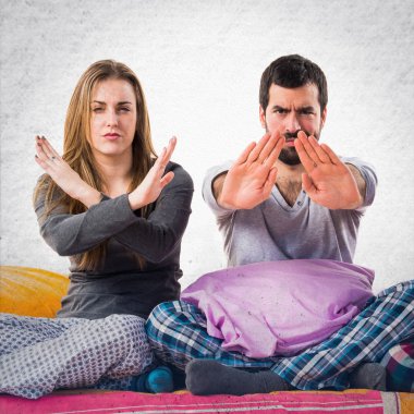 Dur işareti yapmak bir yatakta üç arkadaş