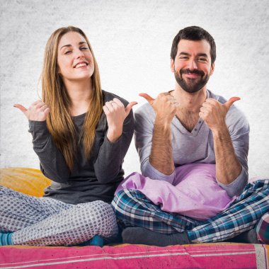 Başparmak ile bir yatakta üç arkadaş