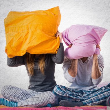 Yastıklarını saklanıyor bir yatakta üç arkadaş