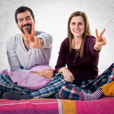 Zafer jest yapıyor bir yatakta üç arkadaş