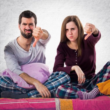 Üç arkadaş bir yatakta kötü sinyal yapıyor