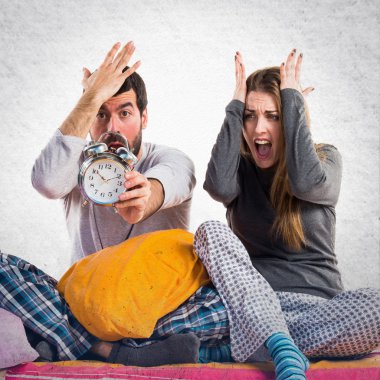 Vintage saat tutan bir yatakta üç arkadaş