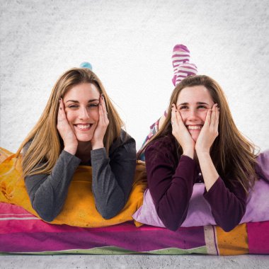 Kız yatakta izole arka plan üzerinde