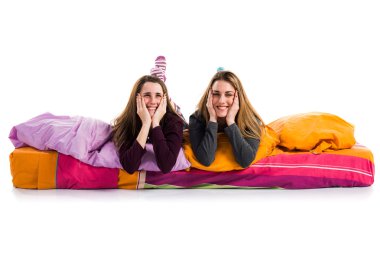 Kız yatakta izole arka plan üzerinde