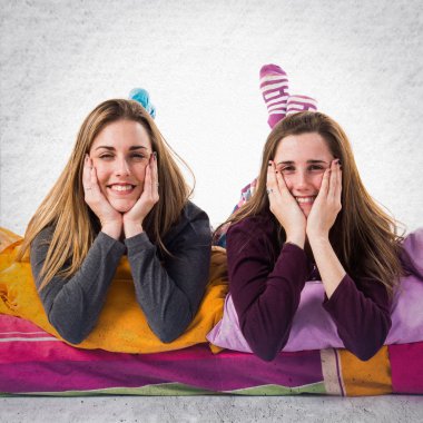 Kız yatakta izole arka plan üzerinde