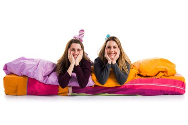 Kız yatakta izole arka plan üzerinde