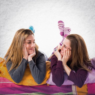 Kız yatakta izole arka plan üzerinde