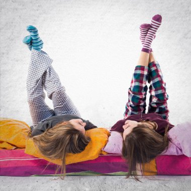 Kız yatakta izole arka plan üzerinde