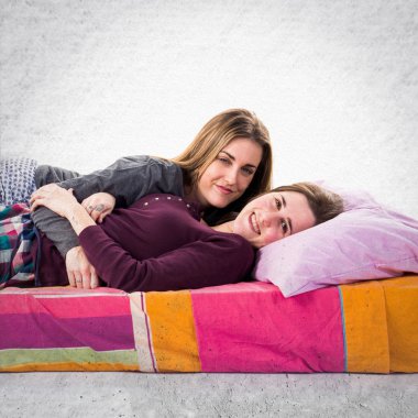 Kız yatakta izole arka plan üzerinde