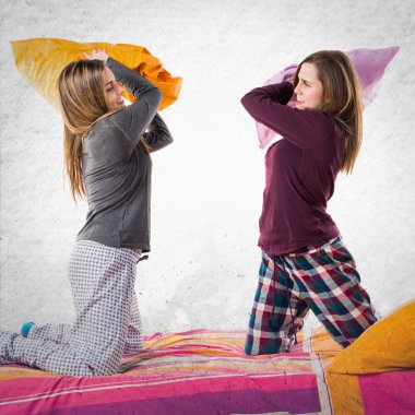 Yatağa oynayan kız