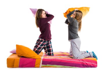 Yatağa oynayan kız