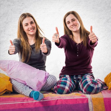 Yatakta başparmak ile arkadaş