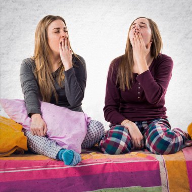 Kız Yatak düşünme üzerine