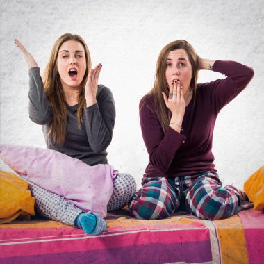 Arkadaş sürpriz jest yapıyor yatakta