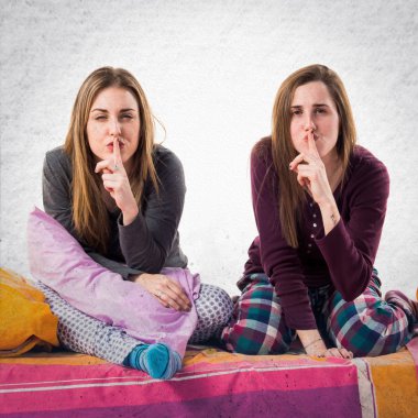 Arkadaşlar yatakta sessizlik jest yapma