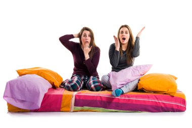 Arkadaş sürpriz jest yapıyor yatakta