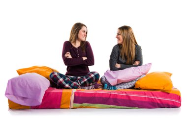 Mutlu kız yatakta oynarken