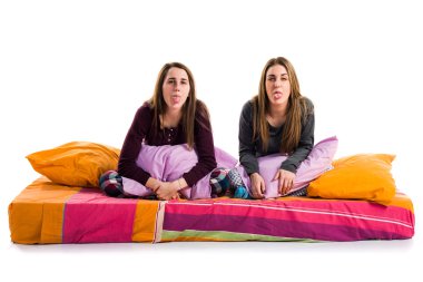 Kız yatakta şaka yapıyor