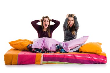 Kız yatakta izole arka plan üzerinde