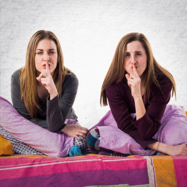 Arkadaşlar yatakta sessizlik jest yapma