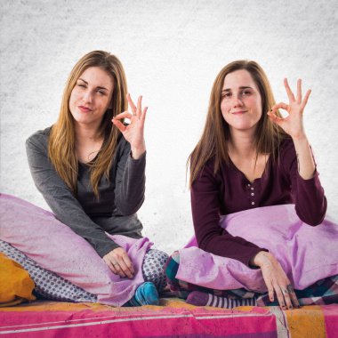 Kız yatakta Ok işareti yapmak