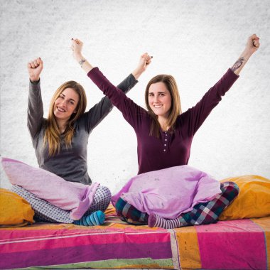 Şanslı arkadaş yatakta