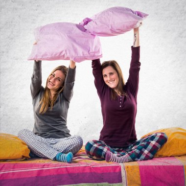 Mutlu kız yatakta oynarken