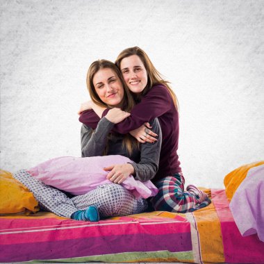 Mutlu kız yatakta oynarken