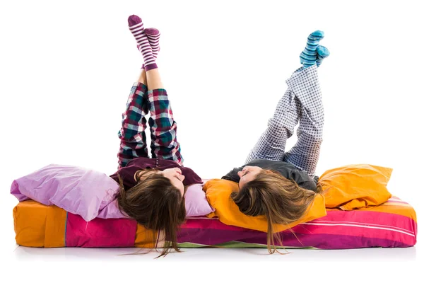 Systrar på sängen över isolerade bakgrund — Stockfoto