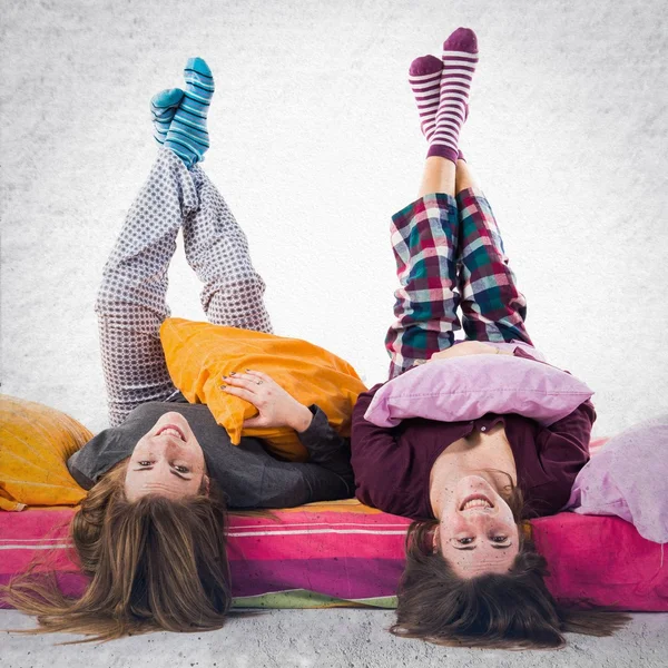 Irmãs na cama sobre fundo isolado — Fotografia de Stock