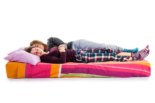 Zussen slapen op bed — Stockfoto