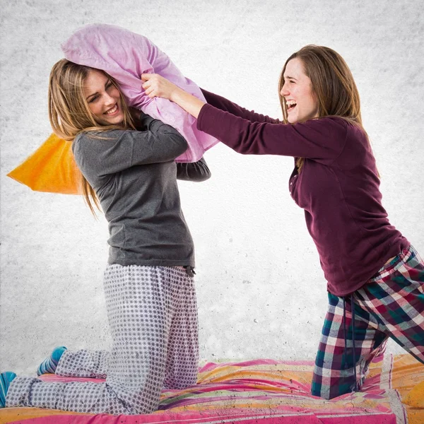 Hermanas jugando en la cama — Foto de Stock