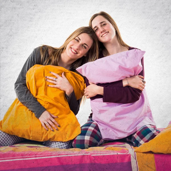 Happy sisters playing on bed — Stock Photo, Image