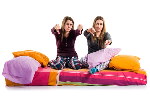 Schwestern im Bett machen schlechtes Signal — Stockfoto
