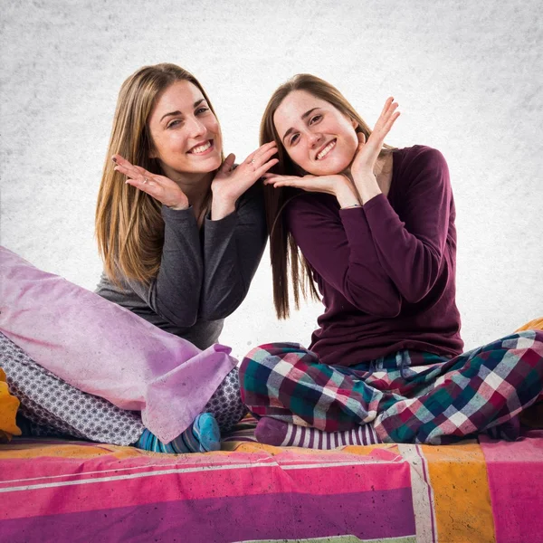 Gelukkig zusters spelen op bed — Stockfoto