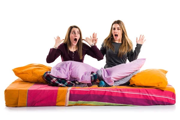 Amigos en la cama haciendo gesto sorpresa —  Fotos de Stock