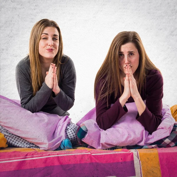 Hermanas en la cama suplicando —  Fotos de Stock