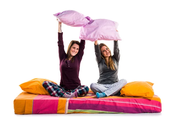 Glada systrar spela på sängen — Stockfoto