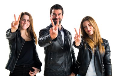 Üç arkadaş iki sayım